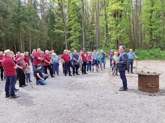 Im Rahmen einer Vereinswanderung erläuterte Edmund Ulm 2024 den neuen Brunnen bei Oberlindelbach. | Foto: Uwe Rahner