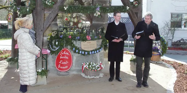 Bürgermeisterin Ilse Dölle, Pfarrer Dr. Stefan Opferkuch und Pfarrer Andreas Hornung (von links) vor dem österlich geschmückten Brunnen. | Foto: Uwe Rahner