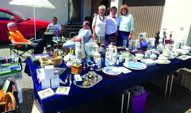 Gute Laune bei schönem Wetter, das war der Garagenflohmarkt im letzten Jahr.