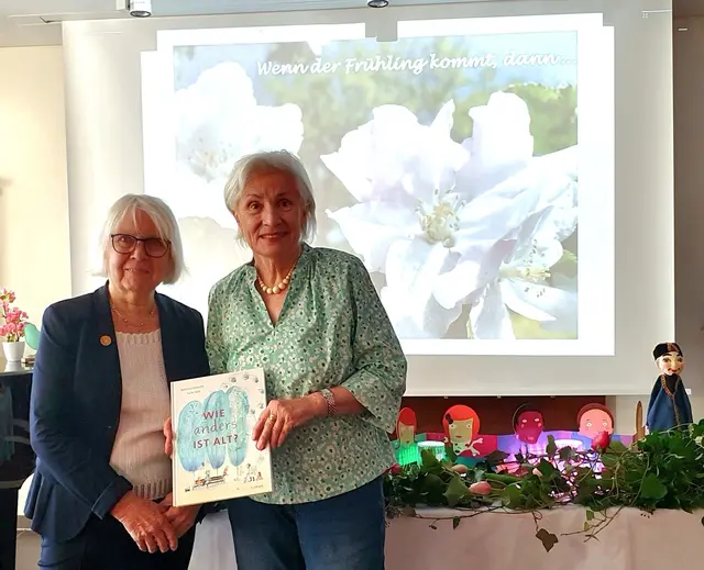 "Wenn der Frühling kommt, dann ..." Fotopräsentation und Lesung von Annegret Schildknecht (re.) mit musikalischer Begleitung am Klavier von Marja Leena Schmädicke (li.) | Foto: Luisa Beisegel, Martha-Maria Ltg. Soziale Betreuung 