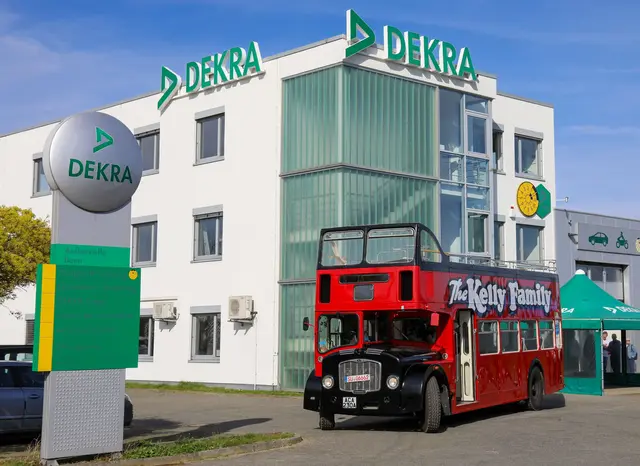 Der aufwändig restaurierte ehemalige Tourbus der Kelly-Family hat die DEKRA
Sachverständigen überzeugt. Nach der positiven Einzelbegutachtung nach §21 StVZO kann das
mehr als 60 Jahre alte Fahrzeug jetzt wieder für den Straßenverkehr zugelassen werden. | Foto: DEKRA