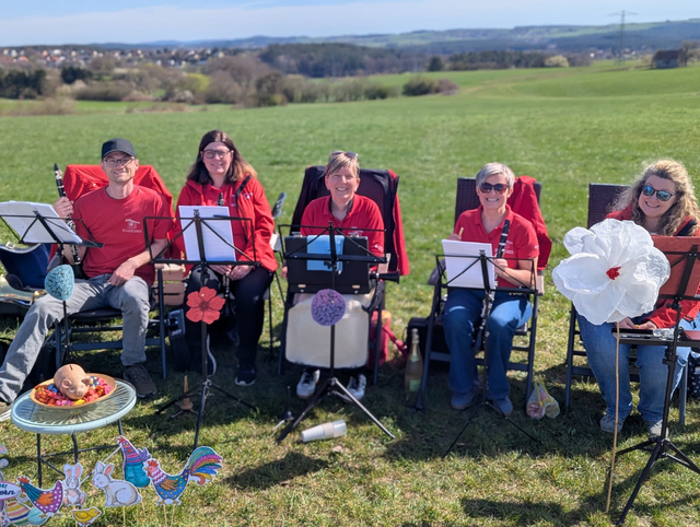 Die Klarinettengruppe der Jugend- und Trachtenkapelle Neunkirchen hatte bei dem schönen Wetter am Ostermontag sichtlich Freude für die Spaziergänger am Klangblumenweg zu musizieren. | Foto: Verena Schön