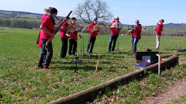 Die Hörner spielten am Wegrand auf. | Foto: Sabine Maderer