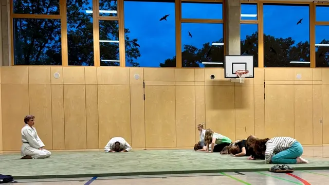 Bild: Verbeugen vor unserer Meisterin Andrea als Zeichen des Respekts