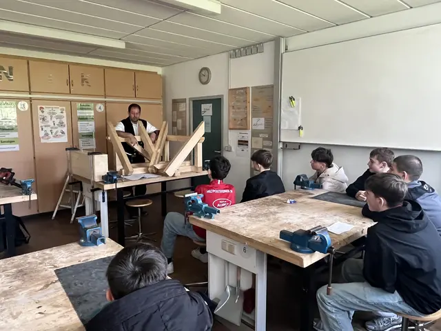  Beim Berufsorientierungstag an der Mittelschule Gräfenberg gab es auch einen Einblick in das holzverarbeitende Handwerk. | Foto: Mittelschule Gräfenberg