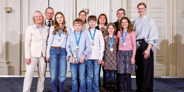 Die erfolgreichen Klettersport-Asse vom Gymnasium Eckental mit Rennrodel-Olympiasiegerin Dajana Eitberger,, hinten Schulleiter Burkard Eichelsbacher mit den begleitenden Lehrkräfte U. Sandner und S. Sinner (von rechts) sowie Ministerialdirigentin Dr. Andrea Niedzela-Schmutte und BLSV-Präsident Jörg Ammon (von links). | Foto: Matthias Balk/StMUK