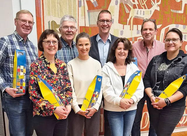 Bürgermeister Jan König mit den scheidenden Gemeinderatsmitgliedern. In sehr persönlichen und emotionalen Worten würdigte er die Zeit und das Wirken eines jedes Einzelnen. Sie haben die Arbeit im Gemeinderat mitgeprägt und wichtige Entscheidungen mit auf den Weg gebracht. | Foto: Privat