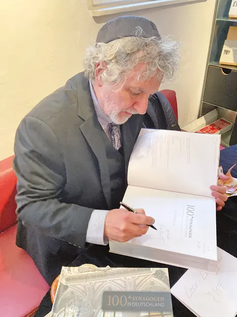 Alex Jakobowitz beim Signieren. | Foto: Udo Schuster