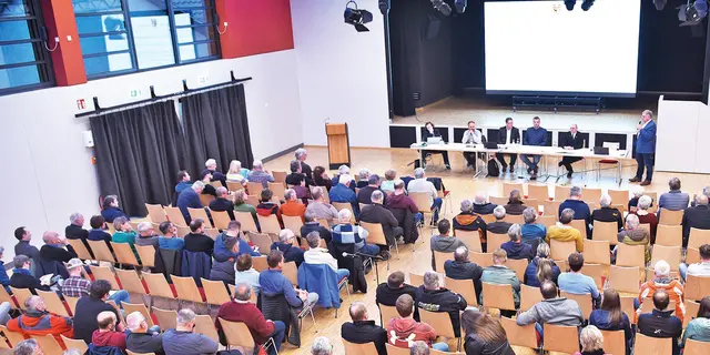 Etwas mehr als 100 Bürger kamen – inklusive der Gemeinderatsmitglieder – zum Info-Abend der Marktgemeinde Igensdorf in die Lindelberg Kulturhalle. | Foto: Sabine Büssert