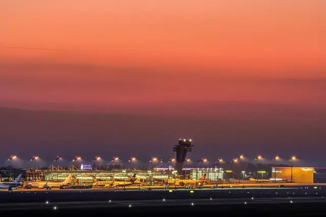 Der Albrecht-Dürer-Airport in der Dämmerung. | Foto: Max Haselmann
