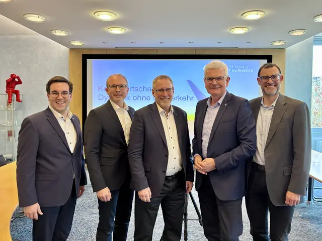 Dr. Konrad Körner, Tobias Winkler, Airport-Nürnberg Geschäftsführer Michael Hupe, Artur Auernhammer und Ralf Edelhäußer (v.li.) beim Informationsaustausch am Flughafen Nürnberg.  | Foto: Privat