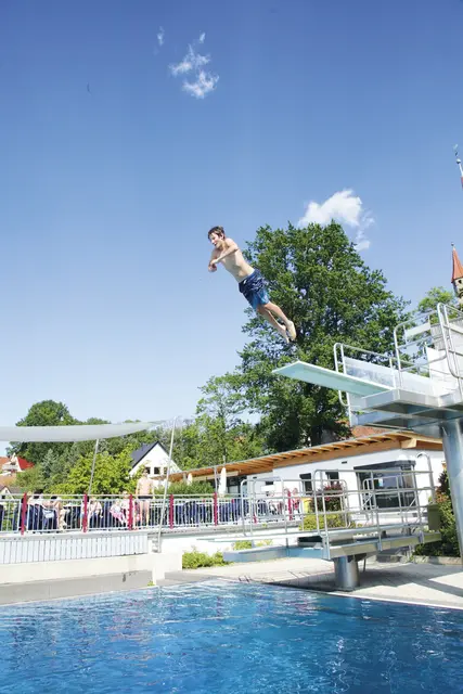 Bis zum Sprung ins Becken des Schlossbades in Heroldsberg dauert es noch gut drei Wochen. | Foto: Uwe Rahner