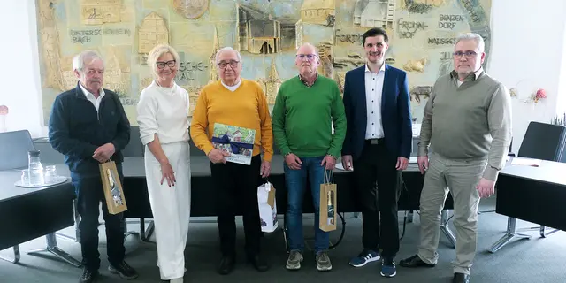 Rudolf Mößner (3.v.l.) übergab seine Aufgabe an Wolfgang Fürsattel (4.v.l.). Georg Sperber (l.) bleibt stellvertretender Obmann. Ihnen gratulierten Bürgermeisterin Ilse Dölle, der zukünftige Bürgermeister Sebastian Singer (2.v.r.) und der zuständige Sachbearbeiter im Rathaus, Thomas Pickelmann (r.).  | Foto: Petra Dörflinger