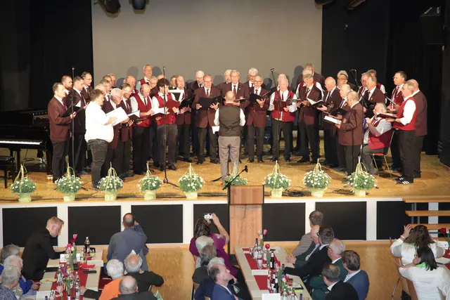 Stimmgewaltiger „Gefangenenchor“ aus der Oper Nabucco mit der Chorgemeinschaft MGV Igensdorf-Mitteldorf und MGV „Edelweiß” Lindelbach-Stöckach sowie dem MGV Weißenohe, geleitet von Konrad Kohlhas. | Foto: Uwe Rahner
