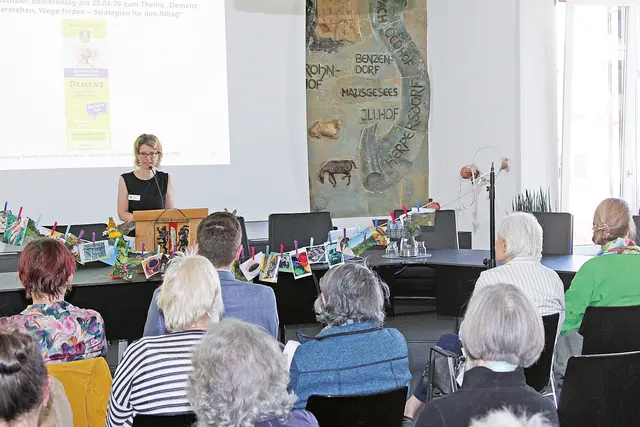 Die Koordinatorin für Seniorenangelegenheiten Sylvia Steinbach erläuterten die Bedeutung der Demenz-Arbeit für den Markt Eckental. | Foto: Uwe Rahner