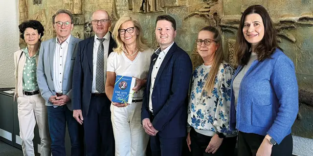 Ein starkes Zeichen für das Literaturinteresse in jedem Alter setzen die Akteure des neuen Vereins „seitenweise”: Barbara Maier (Öffentlichkeitsreferentin), Dr. Ewald Maier (Gründungsvorstand), Johannes von Hebel (Sparkasse ERH), Bürgermeisterin Ilse Dölle, Stefan Krauß (Sparkasse FO), Claudia Blöchl (Gemeindekoordinatorin für Vereine), Ekaterina Grimm (VHS-Leiterin). | Foto: Andreas Unbehaun