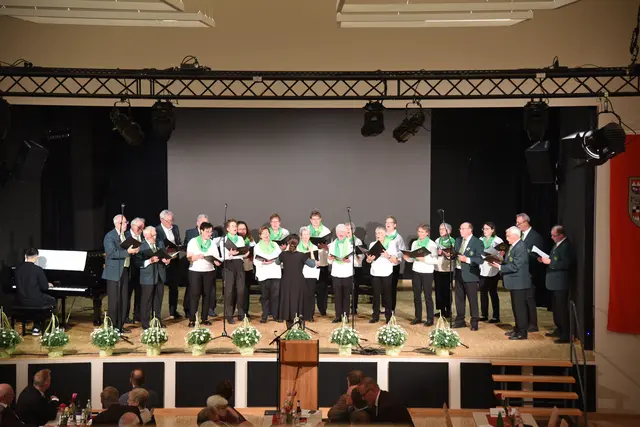 Der CHORiander des Gesangvereins 1881 Etlaswind-Pettensiedel mit Christine Sigwart und Klavierbegleitung. | Foto: Sabine Büssert