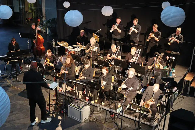 Die Eckentaler Bigband unter der Leitung von Ingo Kürten bot dem Publikum beim Jahreskonzert im Gymnasium Swing und Jazz vom Feinsten. | Foto: Kilian Unbehaun