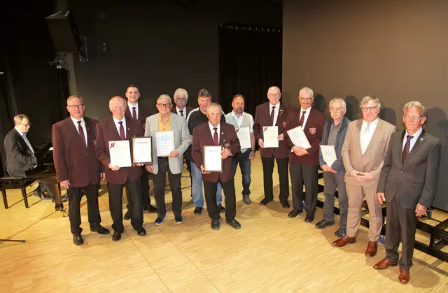 Regierungspräsident und FSB-Präsident Florian Luderschmid am Flügel, 1. Vors. Rudi Hackl, Hans Josef Friedrich, Schatzmeister Thomas Hackl, Heinz Burkhardt, 2. Vors. Christian Hager, Herbert Kögel, Georg Friedrich, Bernhard Britting in Vertretung von Manfred Windisch, Richard Hackl, Schriftführer Dr. Friedrich Kögel, Franz Friedrich, Bürgermeister Edmund Ulm und Sängerkreis-Vorsitzender Hansjörg Förster (von links). | Foto: Uwe Rahner