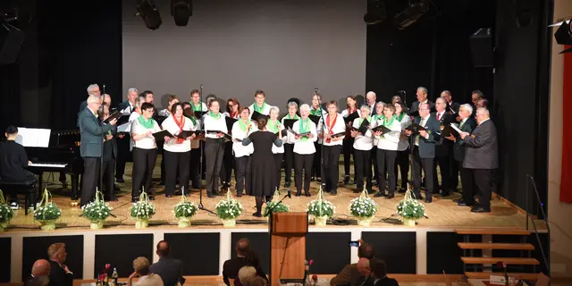 Der CHORiander des GV 1881 Etlaswind-Pettensiedel und der Sängerbund Dachstadt gratulierten gemeinsam mit dem Bette-Midler-Song „The Rose“. | Foto: Sabine Büssert