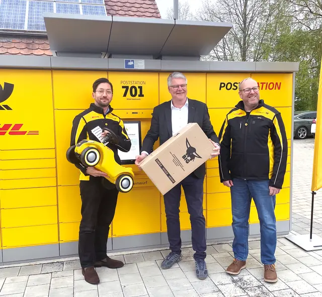 Bürgermeister Otto Klaußner an der neuen Poststation mit dem regionalen Politikbeauftragten Markus Ehm (links) und Vertriebsmanager Ralf Gans von der DHL Group (rechts). | Foto: Privat