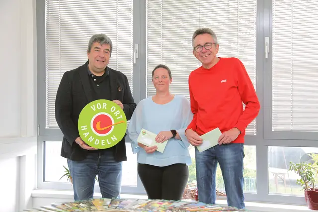 wochenblatt-Herausgeber Andreas Unbehaun gratulierte der Hauptgewinnerin der diesjährigen VOR ORT HANDELN Ostereiersuche Jennifer Scholz und dem Gewinner der zweiten Kategorie Berthold Küffner (von links). | Foto: Uwe Rahner