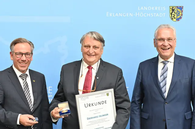 Altlandrat Eberhard Irlinger zwischen Innenminister Joachim Herrmann (rechts) und Landrat Alexander Tritthart bei der Verleihung des Ehrenzeichens 2022. | Foto: Christian Poellmann