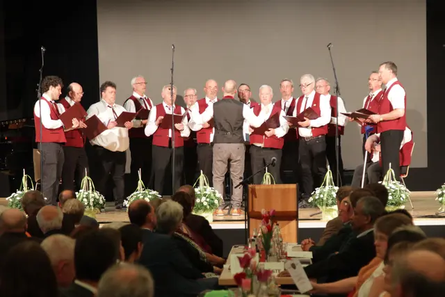 Der MGV Weißenohe überraschte mit der rhythmischen WM-Hymne „Ein Hoch auf uns“. | Foto: Uwe Rahner