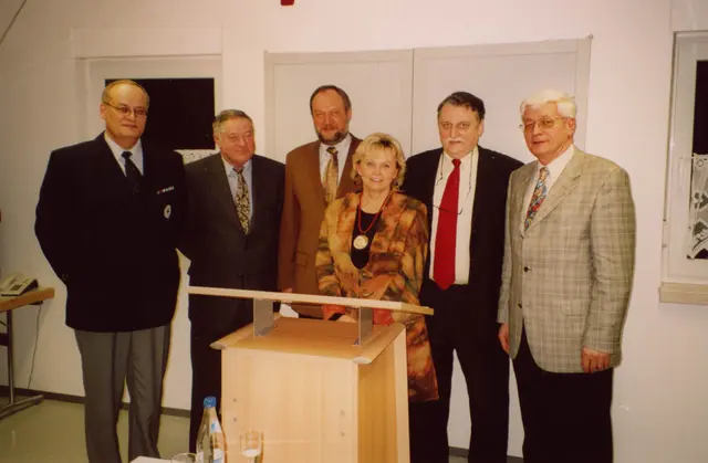 2004 bei der Inbetriebnahme der Rettungswache Oberland (von rechts): Brüne Soltau (BRK) Eberhard Irlinger, Melitta Schön, Wilfried Glässer, Erwin Nützel, Walter Reinfelder (BRK) von rechts. | Foto: Landratsamt ERH
