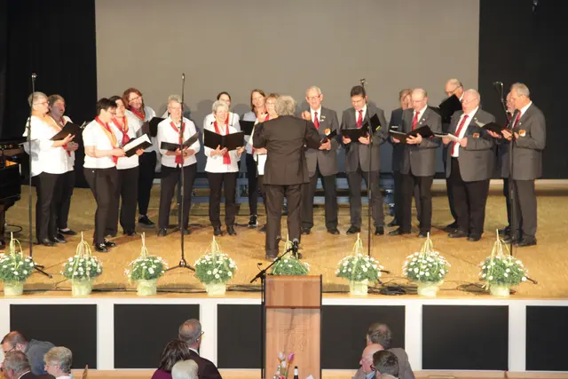 Ausdrucksstarker Dialog der Frauen- und Männerstimmen beim Sängerbund Dachstadt, geleitet von Wolfgang Junga. | Foto: Uwe Rahner