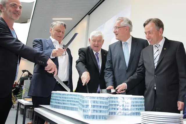 Eberhard Irlinger bei der festlichen Einweihung des neuen Landratsamtes im Juli 2018 mit seinem Vorgänger, dem 2022 verstorbenen Franz Krug, Innenminister Joachim Herrmann und dem aktuell wiedergewählten Landrat Alexander Tritthart. | Foto: Uwe Rahner