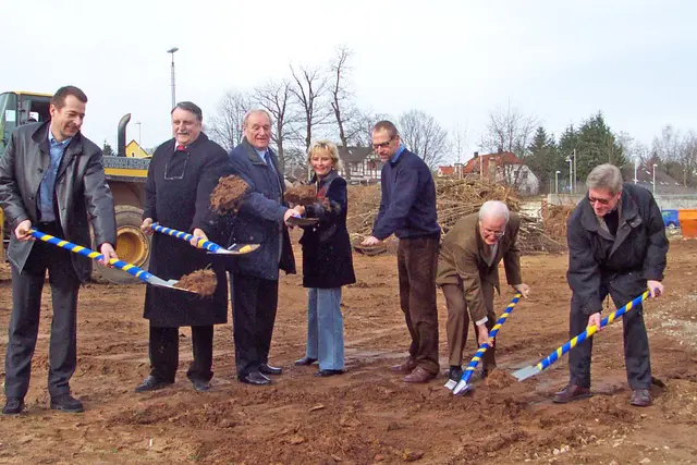 Eberhard Irlinger (2.v.li.) am 6. Februar 2004 beim „Ersten Spatenstich“ für das neue Heroldsberger Bürgerzentrum mit Rathaus, Bürgersaal und Bücherei. | Foto: Uwe Rahner