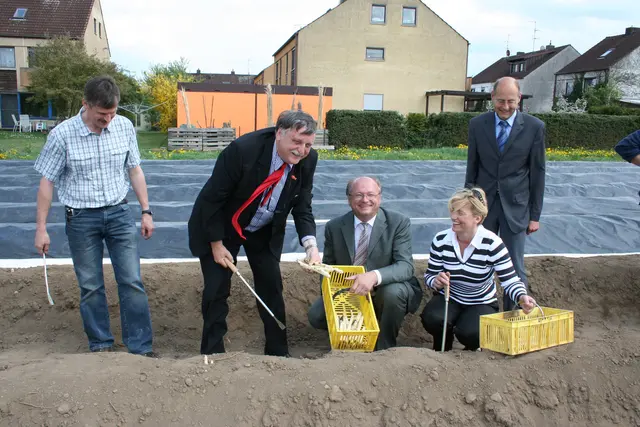 2010 bei der Eröffnung der Spargelsaison: Landwirt Horst Stiegler, Landrat Eberhard Irlinger, Landwirtschaftsamtsdirektor Horst Krehn, Eckentals 3. Bürgermeisterin Ilse Dölle und Kreiswirtschaftsförderer Thomas Wächtler. | Foto: Uwe Rahner