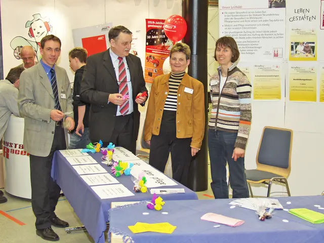 Am 20. März 2004 waren Landrat Eberhard Irlinger (2.v.li.) und der damalige Kreiswirtschaftsreferent Alexander Tritthart bei der ersten Ausbildungsbörse des Landkreises in Eckental am Stand der Diakonie mit Pflegeausbilderin Dorothea Fink. | Foto: Uwe Rahner