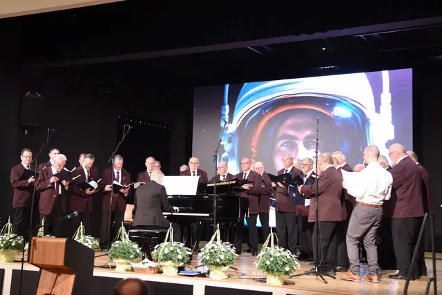 Völlig losgelöst: Die Chorgemeinschaft MGV Igensdorf-Mitteldorf und GV „Edelweiß“ Lindelbach-Stöckach mit Major Tom im Hintergrund und Matthias Apolczer am Flügel. | Foto: Sabine Büssert