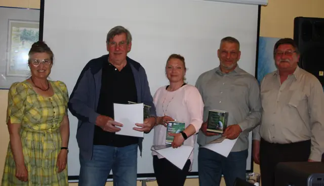 Die silberne Ehrennadel bekamen Mitglieder für 15 Jahre Mitgliedschaft.