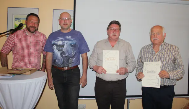 Constantin Günther Bezirksvorsitzender Mittelfranken, Jochen Sperber, Kreisvorsitzender vom Kreis Erlangen, mit den geehrten Harald Schütze und Reinhard Schuhmann (li.).