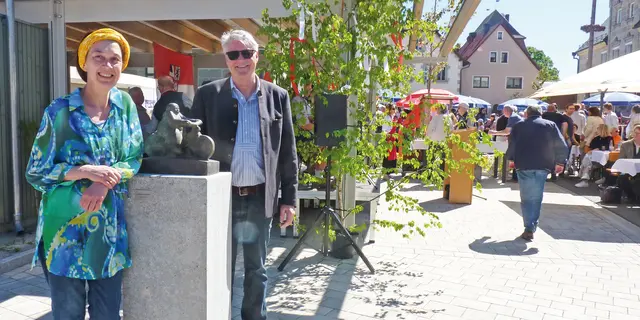 Bürgermeister Otto Klaußner mit Bildhauerin ­Monika Ritter an der Skulptur „Die Radfahrerin”. | Foto: Ernst Bayerlein