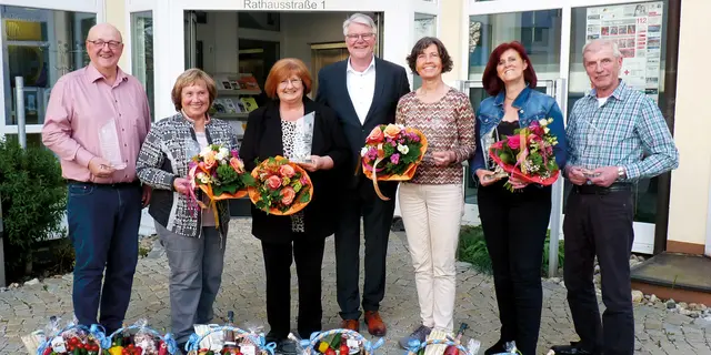 Rudolf Wölfel, Margitta Wehrfritz-Fink, Renate Seidel, Susanne Giering, Bettina Greiner und Georg Meisel (v.li.) wurden würdig in der letzten Gemeinderatssitzung im April von Bürgermeister Otto Klaußner (m.) verabschiedet. | Foto: Ernst Bayerlein