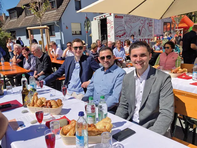 Aus der Nachbargemeinde Eckental kam am ersten Tag seiner Amtszeit Bürgermeister Sebastian Singer (rechts), aus der Politik haben unter anderem MdB Konrad Körner, MdL Walter Nussel, Landrat Alexander Tritthart und Heroldsbergs Bürgermeister Jan König mitgefeiert.  | Foto: Uwe Rahner