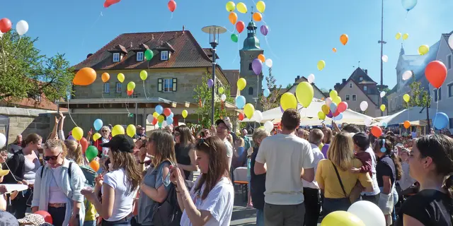 Gemeinsamer Luftballonstart über der Festkulisse… | Foto: Ernst Bayerlein