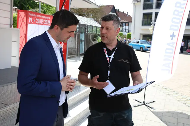 Der Organisator Jan Seidel erklärt dem Eckentaler Bürgermeister Sebastian Singer, wie man das Roadbook, das alle Teilnehmer dabei hatten, richtig liest. | Foto: Andreas Unbehaun