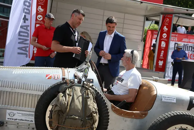 Die rund 50 Oldtimer machten in Eckental Station und
wurden von Bürgermeister Sebastian Singer begrüßt – hier mit Organisator Jan Seidel und dem Fahrer und Bugatti-Besitzer Ralf Angetter aus Lauchringen.
Der Bugatti T35B aus dem Jahr 1928 war das älteste und zugleich wertvollste Auto im Korso. | Foto: Andreas Unbehaun