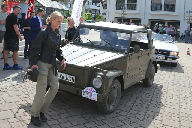 Diese beiden Damen aus Würzburg kamen nicht nur im originalgetreuen Kübelwagen-VW von 1971, sondern zeigten sich auch modisch im Military-Style. | Foto: Andreas Unbehaun