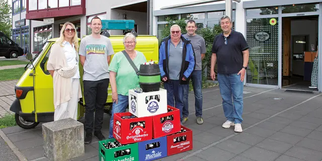 Claudia Weinberger, Maximilian Hammerand, Stefanie Hass (als Botin im Auftrag der Tochter), Heinrich ­Bleisteiner, Harald Jotz und wochenblatt-Herausgeber Andreas Unbehaun (von links), Gabriele Winter, Manuel Hopfengärtner und Petra Bienwald waren beim gemeinsamen Abholtermin verhindert. | Foto: Uwe Rahner