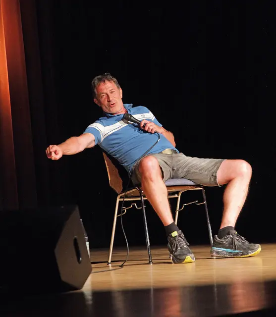 Minimalist Rolf Miller lümmelt fast zwei Stunden auf dem Stuhl und stammelt sich von einem Thema zum nächsten. | Foto: Uwe Rahner