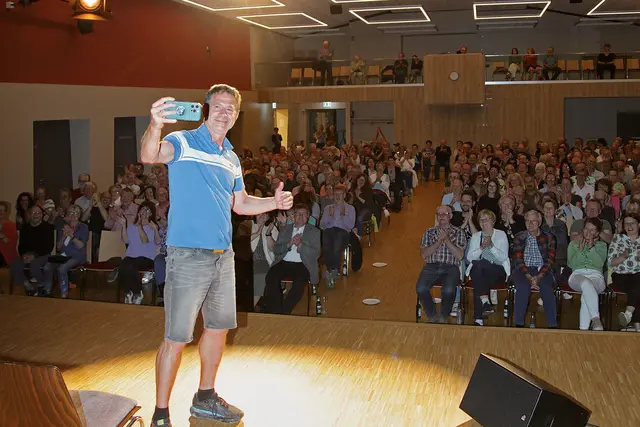 Als Großmeister der verstümmelten Halbsätze und verdrehten Redewendungen begeisterte der Kabarettist Rolf Miller sein Publikum am Samstagabend mit haarsträubenden Anekdoten und brillanten Pointen. | Foto: Uwe Rahner
