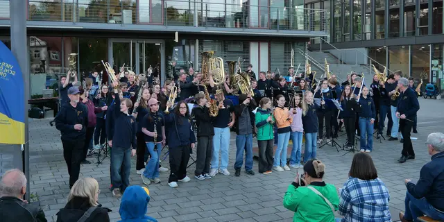 Ein großes Dankeschön mit dem Bläsergruß ging an alle Zuhörer, die dem Wetter getrotzt, durchgehalten und mit ihrem Applaus gezeigt haben: 
Gute Musik ist einfach stärker als jede Kälte. | Foto: Lena Säuberlich
