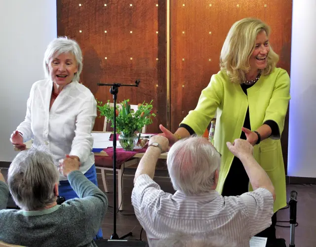 Lesung mit gemeinsamem Singen im Seniorenheim Martha-Maria mit Annegret Schildknecht, Projektleitung "KUNST+KULTUR kennen kein Alter", und Gast-Vorleserin Ilse Dölle, Bürgermeisterin von Eckental bis April 2026 | Foto: Dr. Manfred Schildknecht 