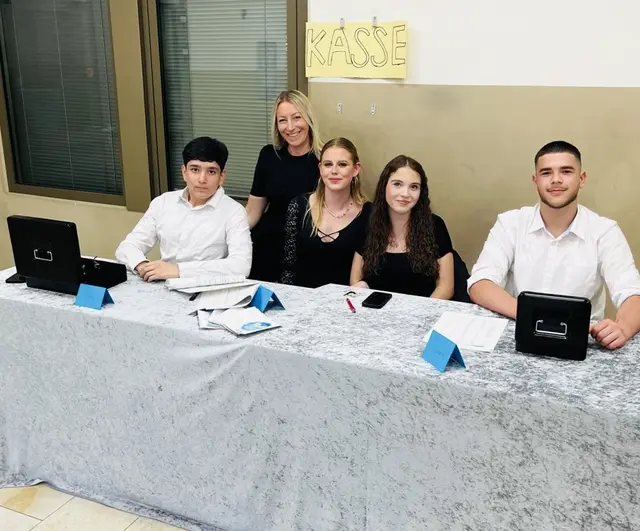 Die ersteigerten Arbeiten wurde beim Kassenteam bezahlt. | Foto: Klasse 9c Mittelschule Eckental